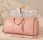 Bolsa de viaje plegable rosa, abierta con una camisa colgada